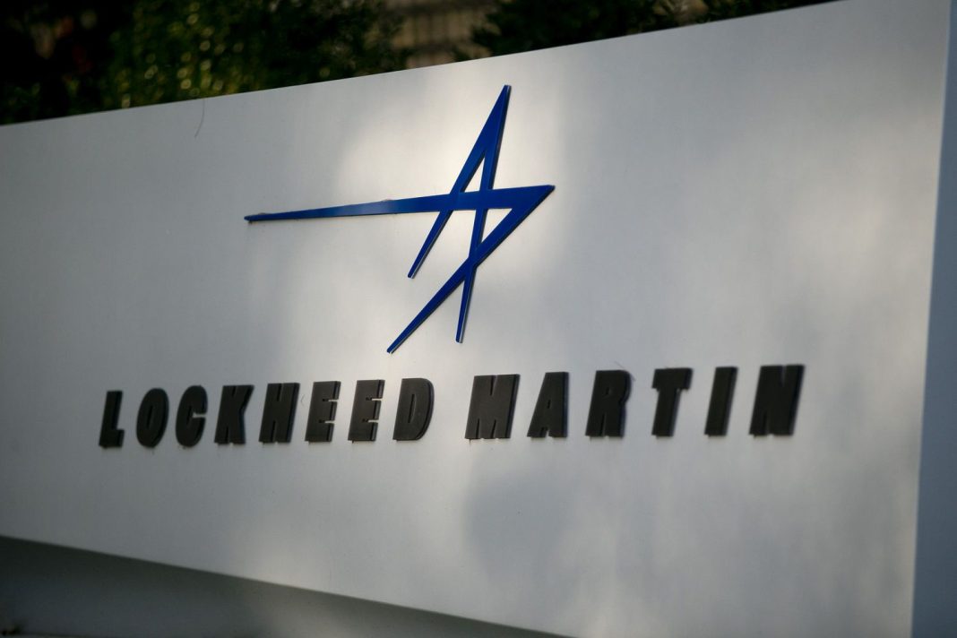 INV_LockheedMartinSign_GettyImages-156790613-b6d2032f537841df9d011ab0ee1a8b6a Логотип Lockheed Martin — виробника ракети AIM-260 JATM