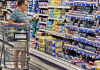 Покупець у канадському супермаркеті обирає товари на тлі бойкоту продукції зі США