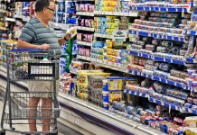 Покупець у канадському супермаркеті обирає товари на тлі бойкоту продукції зі США