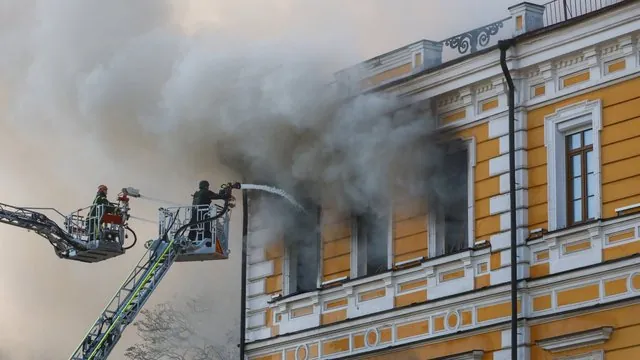 Пошкоджена будівля Президії Національної академії наук України в Києві