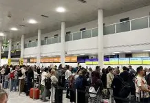 Пасажири в аеропорту Gatwick під час масового скасування рейсів у Британії