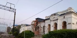 Російський дрон атакував вокзал на Харківщині: будівля серйозно пошкоджена Пошкоджений вокзал у Берестині після атаки російського БпЛА