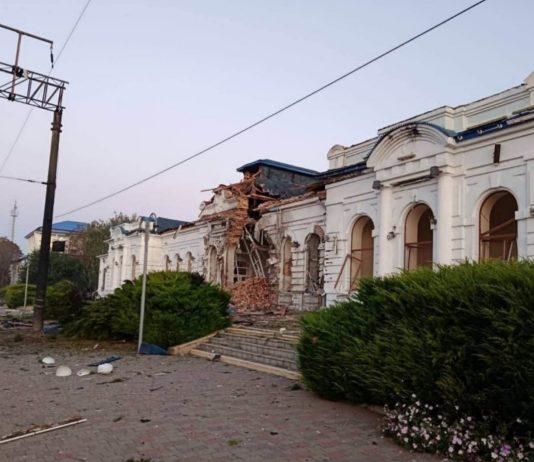 Російський дрон атакував вокзал на Харківщині: будівля серйозно пошкоджена Пошкоджений вокзал у Берестині після атаки російського БпЛА