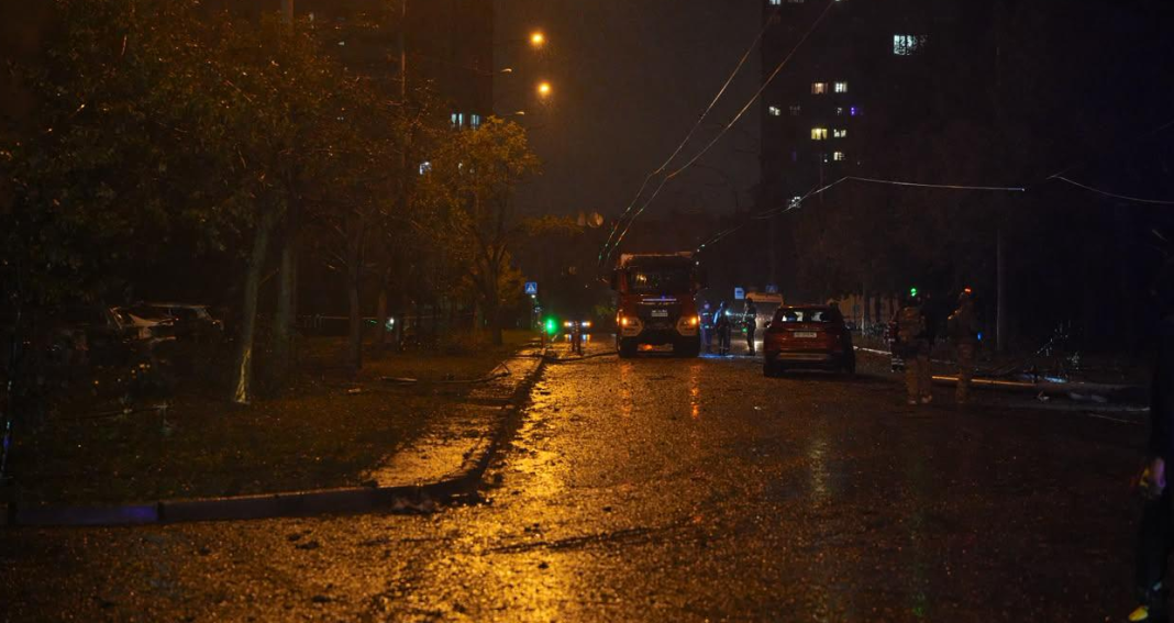 Атака на Київ 24 вересня Рятувальники біля палаючих автомобілів після нічної атаки на Київ.