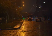 Рятувальники біля палаючих автомобілів після нічної атаки на Київ.
