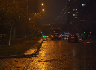 Russia has launched a massive attack on Kyiv: two people have been killed and six injured Rescue workers stand beside burning cars following the night-time attack on Kyiv.