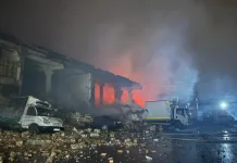 Рятувальники працюють на місці російського удару по агропідприємству на Харківщині