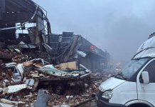 Росія знищила відділення «Нової пошти» №6 та пошкодила депо в Києві Зруйнована будівля «Нової пошти» та пошкоджені вантажівки серед уламків після російської атаки.