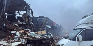 Росія знищила відділення «Нової пошти» №6 та пошкодила депо в Києві Зруйнована будівля «Нової пошти» та пошкоджені вантажівки серед уламків після російської атаки.