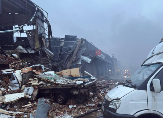 Росія знищила відділення «Нової пошти» №6 та пошкодила депо в Києві Зруйнована будівля «Нової пошти» та пошкоджені вантажівки серед уламків після російської атаки.