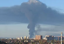 Дрони атакували великий НПЗ «Лукойлу» в Пермі: завод у вогні Пожежа на Пермському НПЗ після атаки безпілотників