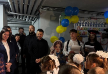 Перший дзвоник в укритті: Зеленський відвідав ліцей на Київщині Володимир Зеленський спілкується з учнями ліцею на Київщині