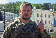 Biletskyy stated that the Ukrainian Armed Forces were in control of Sviatohirsk Andriy Biletsky in the centre of Svyatogorsk, with the Holy Dormition Svyatogorsk Lavra in the background