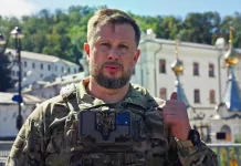 Андрій Білецький у центрі Святогірська на тлі Свято-Успенської Святогірської лаври