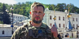 Biletskyy stated that the Ukrainian Armed Forces were in control of Sviatohirsk Андрій Білецький у центрі Святогірська на тлі Свято-Успенської Святогірської лаври