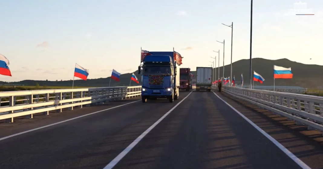 Вантажівки їдуть новим автомобільним мостом між Росією та КНДР