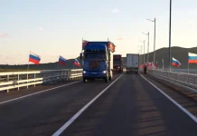 Вантажівки їдуть новим автомобільним мостом між Росією та КНДР