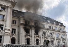 Російський дрон влучив у центральну будівлю СБУ в Києві Рятувальні служби працюють після удару російського дрона по будівлі СБУ в Києві