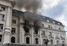 Російський дрон влучив у центральну будівлю СБУ в Києві Рятувальні служби працюють після удару російського дрона по будівлі СБУ в Києві