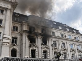 Російський дрон влучив у центральну будівлю СБУ в Києві Рятувальні служби працюють після удару російського дрона по будівлі СБУ в Києві