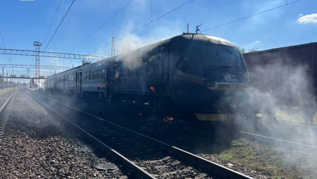 Поїзд Дніпро — Запоріжжя Пошкоджений поїзд Дніпро — Запоріжжя після атаки РФ