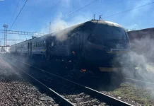 РФ двічі атакувала потяг Дніпро — Запоріжжя: загинула провідниця Пошкоджений поїзд Дніпро — Запоріжжя після атаки РФ