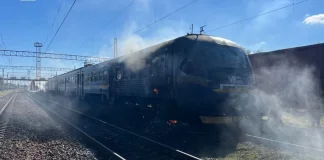 Пошкоджений поїзд Дніпро — Запоріжжя після атаки РФ