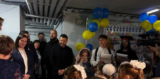 Перший дзвоник в укритті: Зеленський відвідав ліцей на Київщині Володимир Зеленський спілкується з учнями ліцею на Київщині