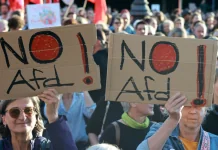 У Німеччині пройшли протести після перемоги AfD у Саксонії-Ангальт Учасники мітингу проти AfD біля Бранденбурзьких воріт у Берліні
