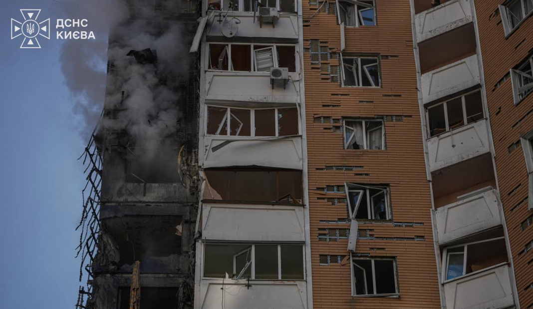 Пошкоджена багатоповерхівка Пошкоджена багатоповерхівка в Дарницькому районі Києва після атаки РФ