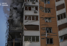 Росіяни атакували багатоповерхівку в Дарницькому районі Києва Пошкоджена багатоповерхівка в Дарницькому районі Києва після атаки РФ
