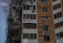 Росіяни атакували багатоповерхівку в Дарницькому районі Києва Пошкоджена багатоповерхівка в Дарницькому районі Києва після атаки РФ