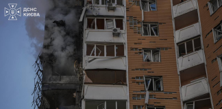 Росіяни атакували багатоповерхівку в Дарницькому районі Києва Пошкоджена багатоповерхівка в Дарницькому районі Києва після атаки РФ