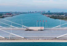 США заборонять імпорт низки товарів із Канади: торгова війна різко загострилася Прапори США та Канади на тлі торговельного протистояння