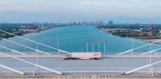 США заборонять імпорт низки товарів із Канади: торгова війна різко загострилася Прапори США та Канади на тлі торговельного протистояння