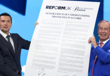 Найджел Фарадж і Джордан Барделла підписують меморандум на сцені в Бірмінгемі