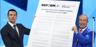 Reform UK заявила про схвалення міграційної угоди Барделлою Найджел Фарадж і Джордан Барделла підписують меморандум на сцені в Бірмінгемі