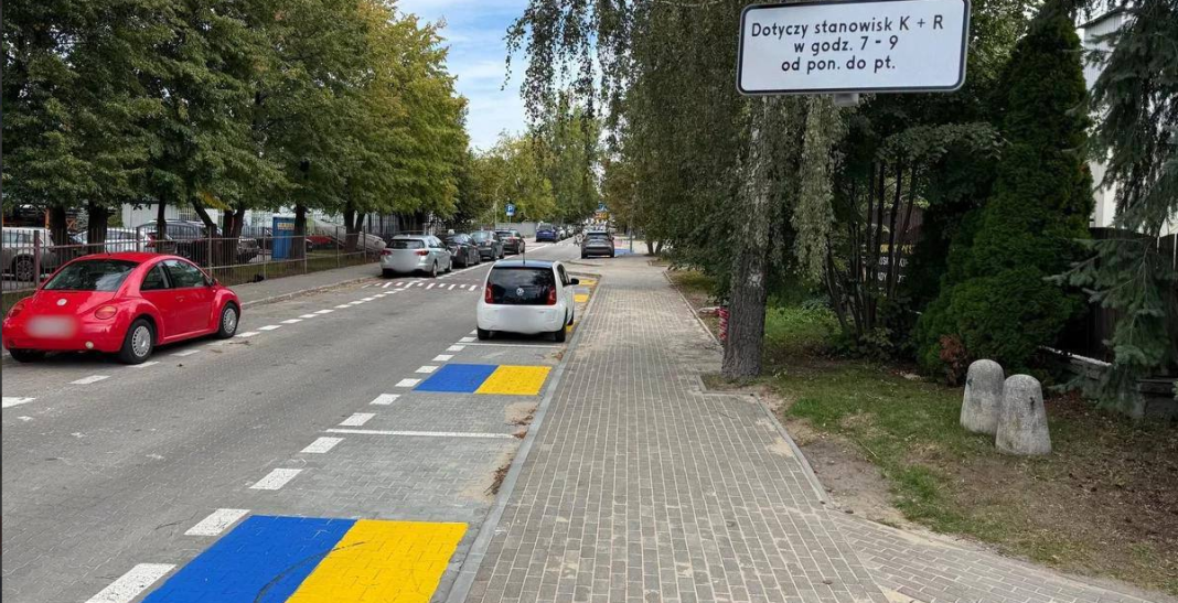Blue and yellow road markings Blue and yellow road markings for a short-stay zone near the school in Rashin