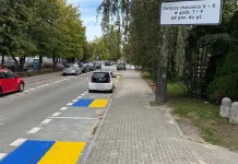 У Польщі синьо-жовті паркомісця біля школи помилково пов’язали з Україною Синьо-жовта розмітка зони короткої зупинки біля школи в Рашині