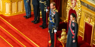 Король Гокон VIII склав присягу перед парламентом Норвегії Король Гокон VIII складає присягу перед парламентом Норвегії