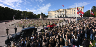 King Harald V’s coffin is being carried on an artillery gun carriage through the streets of Oslo