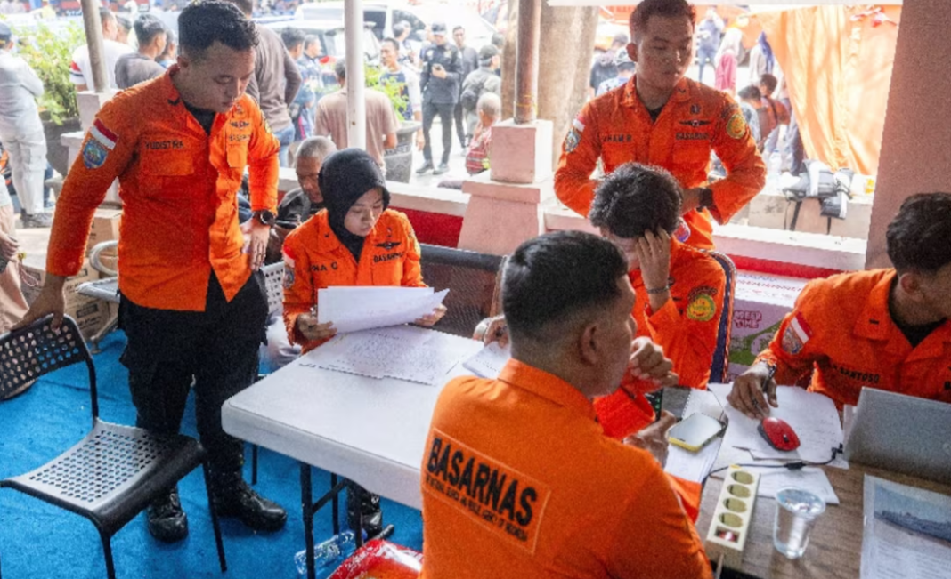 Rescue operation in the Java Sea following the capsizing of the ferry Virgo Transport 8