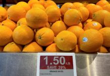 Покупець обирає продукти в канадському супермаркеті