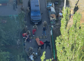 Стрілянина в Києві: СБУ заявила про напад під час обшуку Поліція перекрила вулицю Юрія Шумського в Києві після збройного інциденту