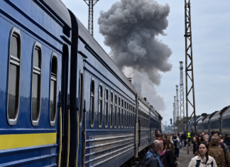 Борис Джонсон і радник Мерца опинилися під атакою РФ Пасажирський потяг біля кордону з Польщею під час російської дронової атаки