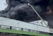Росія атакувала склад ліків «БаДМ» в Одесі Густий чорний дим над складським комплексом в Одесі після російської атаки