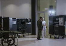 Німеччина готує лікарні до війни: до 1000 поранених щодня Військовий і медпрацівниця у госпіталі Бундесверу в Німеччині