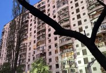 Нічний удар по Києву: поранені діти, пошкоджені будинки та школа Пошкоджений житловий будинок після ракетного удару по Києву