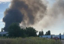 У Києві БпЛА попередньо влучив у склад FedEx Чорний дим над Києвом після атаки російського безпілотника