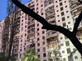 Нічний удар по Києву: поранені діти, пошкоджені будинки та школа Пошкоджений житловий будинок після ракетного удару по Києву
